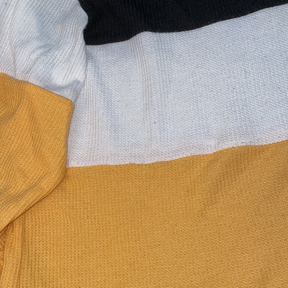 Hollister Light Weight Sweater - Picture 3 of 4